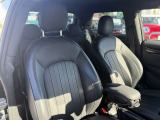 人間工学に基づき設計されたMINIのシートは、ロングドライブでも快適さを維持しつつ、スポーティな走行時には身体をしっかり支え、優れたホールド感と走行安定性を提供します。