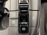 【電動パーキングブレーキ/オートブレーキホールド】パーキングブレーキをかけるときはレバーを引くだけ!ブレーキホールドは信号待ちなどの停止中にブレーキペダルから足を離してもブレーキがかかったまま!