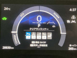 障害物や歩行者などを検知して音やディスプレイでお知らせしてくれるクリアランスソナー付きです。