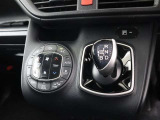 左右独立温度コントロールフルオートエアコンです。運転席、助手席それぞれで独立して温度設定ができます。冷え性の方が乗っても安心ですね♪