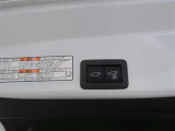後ろが狭くてもサッと積める。途中で止められる安心のバックドア。後ろの駐車スペースが狭い時に重宝しますよ♪