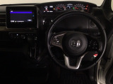 【ハンドル】運転にかかわる様々な操作を安全に行えるように視点移動が少なく操作性に配慮されたスイッチ類が凝縮されたコックピットです。