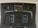 【両側パワースライドドア】スマートキーや運転席のスイッチで後席両側スライドドアの開閉が可能♪電動だから力を入れてドアを開ける必要が無く、小さなお子様でも簡単に開け閉めでき快適です♪