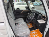 毎日過ごす運転席は要チェック。シートのへたり・擦れ、視界のイメージまで伝わる重要ポイント。