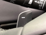 【パドルシフト】ハンドルから手を離さずに素早くシフトアップ&ダウンができるので、エンジンブレーキを使う下り坂や高速道路の合流で加速したい場面で役立ちます。