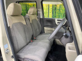 運転席まわりには十分なスペースがあり、大柄な方でもゆったり運転していただける環境です。