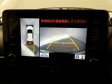 【全周囲モニター】車を上空から見下ろしたような映像をカーナビ画面に映し出し、車庫入れや縦列駐車をサポートしてくれます。