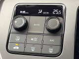【オートエアコン】一度お好みの温度に設定すれば、車内の温度を検知し風量や温度を自動で調整。暑い&hellip;寒い&hellip;と何度もスイッチ操作をする必要はありません。快適な車内空間には必須の機能ですね♪