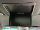 【フリップダウンモニター】大画面モニターで後席でもエンタメをお楽しみいただけます。小さなお子様にも大人気の装備です♪