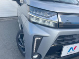 【LEDヘッドライト】悪天候や夜間走行時も良好な視界を確保し安心して運転できる高輝度LEDヘッドライトを装備!点灯速度が早く、消費電力も抑えられています。