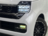 【LEDヘッドライト】悪天候や夜間走行時も良好な視界を確保し安心して運転できる高輝度LEDヘッドライトを装備!点灯速度が早く、消費電力も抑えられています。