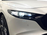 【LEDヘッドライト】悪天候や夜間走行時も良好な視界を確保し安心して運転できる高輝度LEDヘッドライトを装備!点灯速度が早く、消費電力も抑えられています。