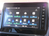 ナビゲーション+AV 2画面表示(デュアルウィンドウ)、地デジTV、FM/AM、microSDカード(音楽/動画ファイル再生)、Bluetooth Audio、ハンズフリーフォン、スマホ連携、音声認識対応の純正9インチ大型ナビです。