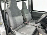 シンプルながら機能性あふれる運転席廻りです。視界性もよく、運転しやすいですよ。