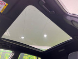 【パノラマルーフ】大型のガラスルーフ搭載で車内の解放感が一気にアップ!開放的なドライブをお楽しみいただけます。