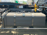 燃料タンクは100Lです。