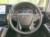 インテリアに合わせたデザインのステアリングは、運転される方のことも考え、運転しやすい形状、大きさです。是非一度、実際に触ってお確かめください。
