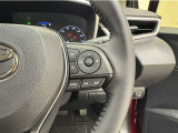 レーダークルーズコントロールを搭載しております。前車との距離をレーダーで測り一定の車間距離とスピードを保つとても便利な機能です。高速道路で楽に安心安全です!