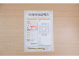【車両検査証明書】店頭にてクルマの状態が一目で分かる検査証明書を公開中。トヨタ認定検査員が厳しく査定し、状態を点数と図解で表示しています。修復歴はもちろん、傷やヘコミの箇所や程度がご確認いただけます。
