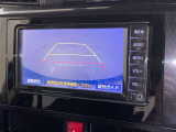 後方の見える安心をお届けするバックガイドモニター付:バックするときのアシストラインもあって楽々バック!車庫入れや縦列駐車をサポートし、苦手な駐車も安心です!今やもう手放せない装備ですネ♪