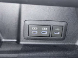 充電用USB端子付き。スマートフォンなどの充電に便利です。