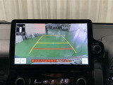 後退時に車両の後ろ側をモニター画面に表示します。車庫入れなどでバックする際に後方確認ができて便利です。