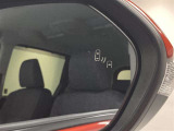 ブラインドスポットモニター(BSM)を装備しています。隣を走る車両が死角に入るとミラー内LEDインジケーターが点灯。さらに、ウィンカーを出すとインジケーターが光って点滅して注意を促してくれます。