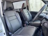 運転席まわりには十分なスペースがあり、大柄な方でもゆったり運転していただける環境です。