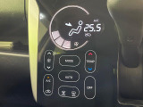 【オートエアコン】一度お好みの温度に設定すれば、車内の温度を検知し風量や温度を自動で調整。暑い&hellip;寒い&hellip;と何度もスイッチ操作をする必要はありません。快適な車内空間には必須の機能ですね♪