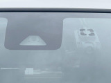 【スマートアシスト】走行中に前方の車両等を認識し、衝突しそうな時は警報とブレーキで衝突回避と被害軽減をアシスト。より安全にドライブをお楽しみいただけます。