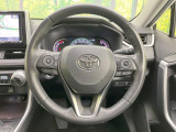 インテリアに合わせたデザインのステアリングは、運転される方のことも考え、運転しやすい形状、大きさです。是非一度、実際に触ってお確かめください。