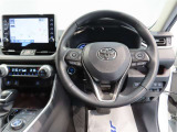 高いホールド性で運転姿勢が安定します。長距離ドライブでも疲れにくいのが魅力です。快適なドライビングライフをお送りください♪