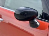 MINIの電動格納サイドミラーは、スイッチ操作でスムーズに開閉でき、狭い駐車場でも安心して扱えます。車体との一体感あるデザインで、利便性とスタイリングを両立した装備です。