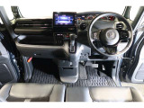 ドライバーを包み込むように、ディスプレーやスイッチ、コンソールを配置。座った瞬間から運転への期待が!空間そのものの心地よさにこだわっています。