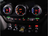 MINIの内装はとにかく『円』に拘ったデザインコンセプトが一目で伝わってきます。これほど円形に拘った車は他に御座いません。伝統のデザイン、トグルスイッチなど遊び心のある内装で御座います。