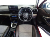 革巻きステアリングで快適な操作性の運転席です。