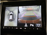 パノラミックビューモニター付きです。車両を上から見たような映像をディスプレイオーディオ画面に表示。運転席からの目視だけでは見にくい、車両周辺の状況をリアルタイムでしっかり確認できます。