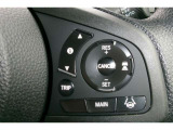 ステアリングスイッチ付き。前方から目を離すことなく、主に運転支援系の操作ができます。