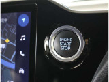 スマートキーを携帯していればキーを取り出さずにドアを施錠&解錠。クルマの始動も可能です。