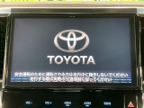 【純正10型ナビ】人気の大型10インチナビを装備。存在感のある大画面はインパクト大!ナビ利用時のマップ表示は見やすく、テレビやDVDは臨場感がアップ!いつものドライブがグッと楽しくなります♪