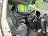 運転席まわりには十分なスペースがあり、大柄な方でもゆったり運転していただける環境です。