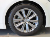純正のアルミホイール装着車です。タイヤサイズは215/55R17です。