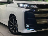 【LEDヘッドライト】悪天候や夜間走行時も良好な視界を確保し安心して運転できる高輝度LEDヘッドライトを装備!点灯速度が早く、消費電力も抑えられています。