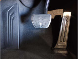 【ペダル】BMWはオルガン式アクセルペダルを採用しています。踏み込む足とペダルが同じ軌跡を描くため、かかとがずれにくく、アクセルコントロールがよりしやすくなるメリットがあります。