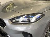 BMWの伝統の丸目4灯ヘッドライトでございます。LEDライトで視認性もよく明るく安全性の向上につながります。