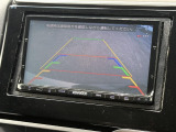 【バックカメラ】駐車時に後方がリアルタイム映像で確認できます。大型商業施設や立体駐車場での駐車時や、夜間のバック時に大活躍!運転スキルに関わらず、今や必須となった装備のひとつです!