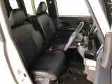 運転席の座面高さを調整できるシートリフターが付いています。フロントシートはベンチシートを採用で、座面も広く使い勝手もいいですよ♪