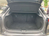 リアゲートの開口部も大きく、荷物の出し入れもスムーズに行えます。重たい荷物でも体に負担を掛けることなく積み下ろしができるよう、地上から開口部下の高さは人間特性に基づいて設計されています。