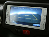 【バックカメラ】バックカメラ装着車です。バックする時に、後方の様子をナビ画面に表示します!慣れない駐車場での駐車や、せまい場所での車庫入れの時も、安全確認OK!思いがけずコツン!なんて事も防げますヨ