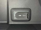 充電用USB端子付き。スマートフォンなどの充電に便利です。